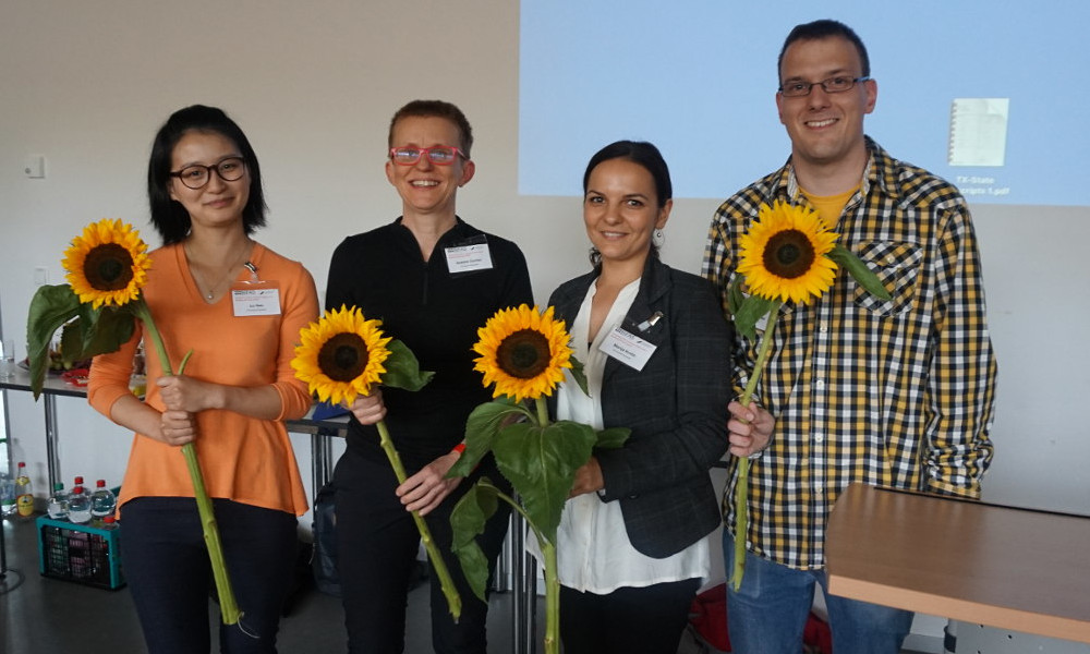 Team beim Workshop mit Sonnenblumen in der Hand, v.l.n.r. Lu Gan, Jeanne Cortiel, Marija Krstic, Sebastian Müller